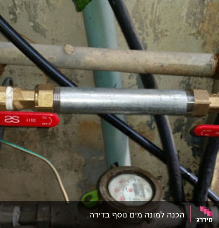 צינורות מתכת עם ברזים אדומים ומד לחץ